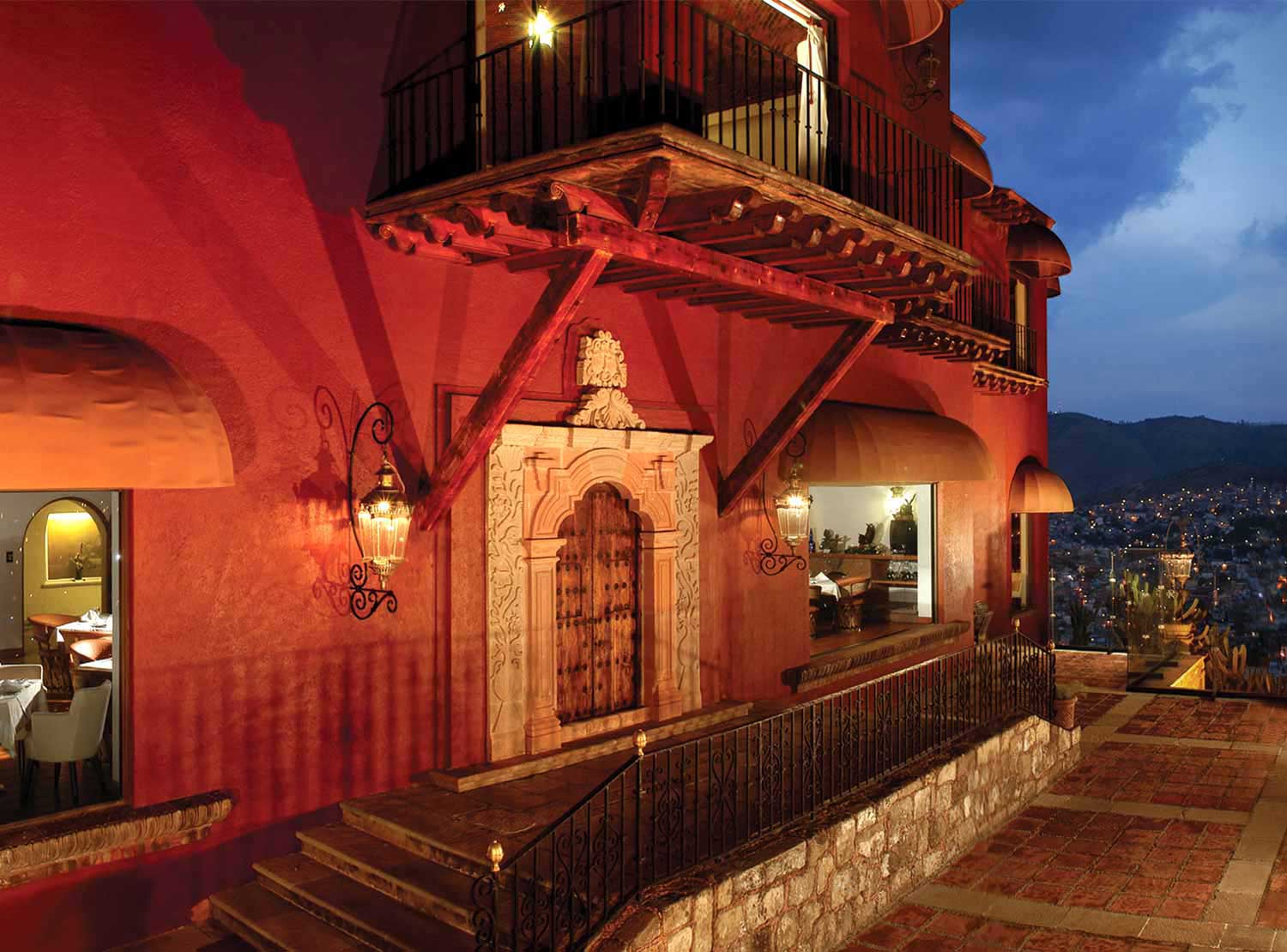 Terraza y arquitectura del Hotel Misión Grand Casa Colorada