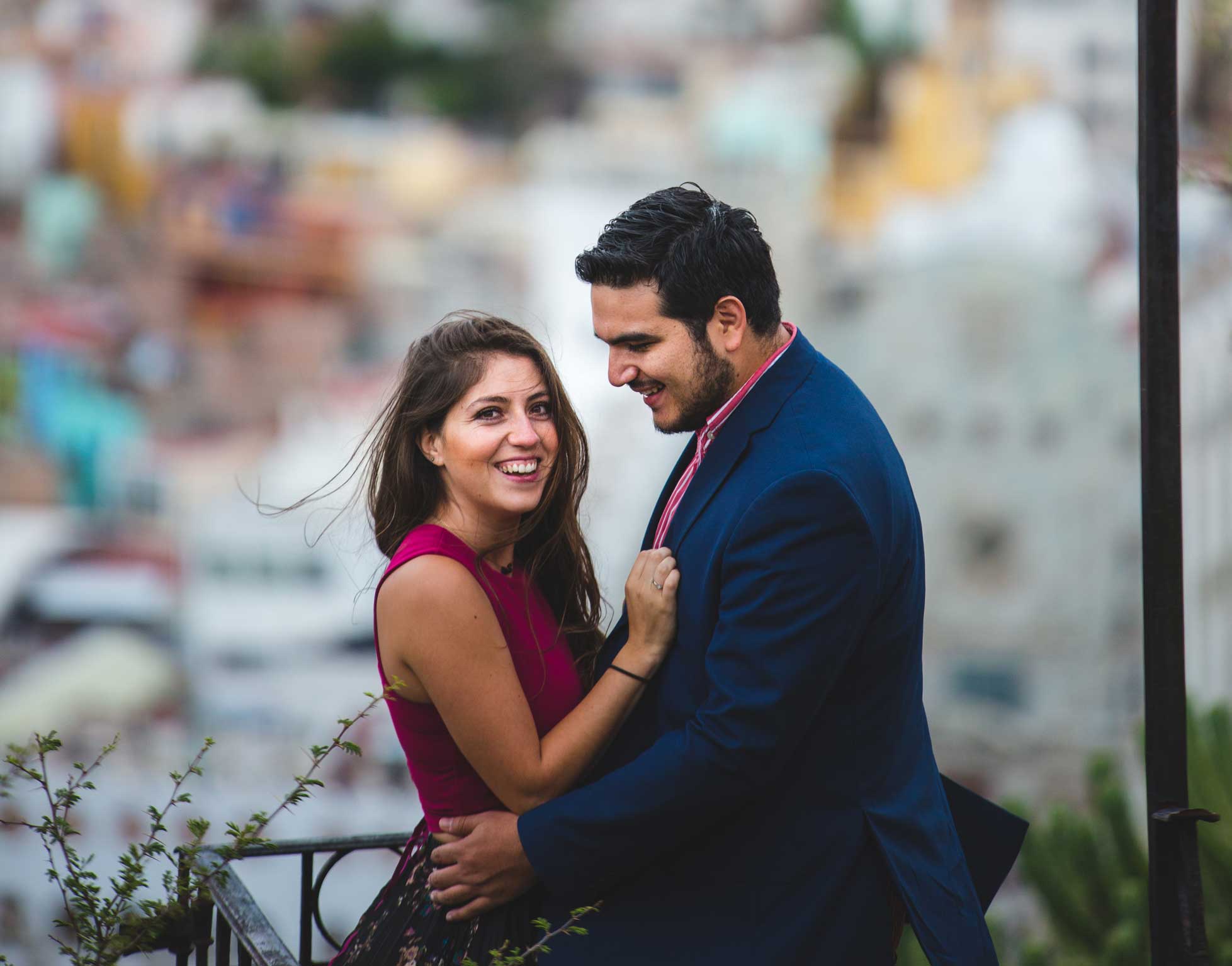 Lilia y Beto juntos, con Guanajuato al fondo